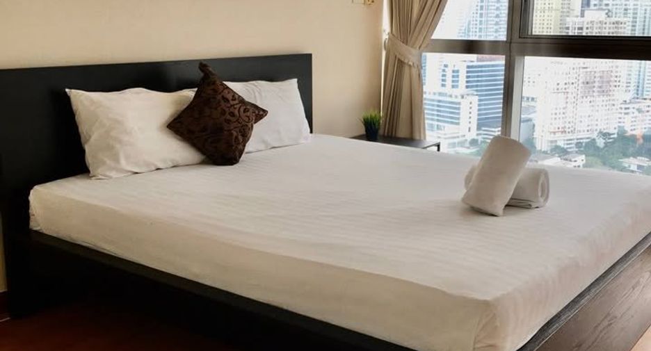 Condo en alquiler de 3 habitaciones en Khlong Toei, Bangkok