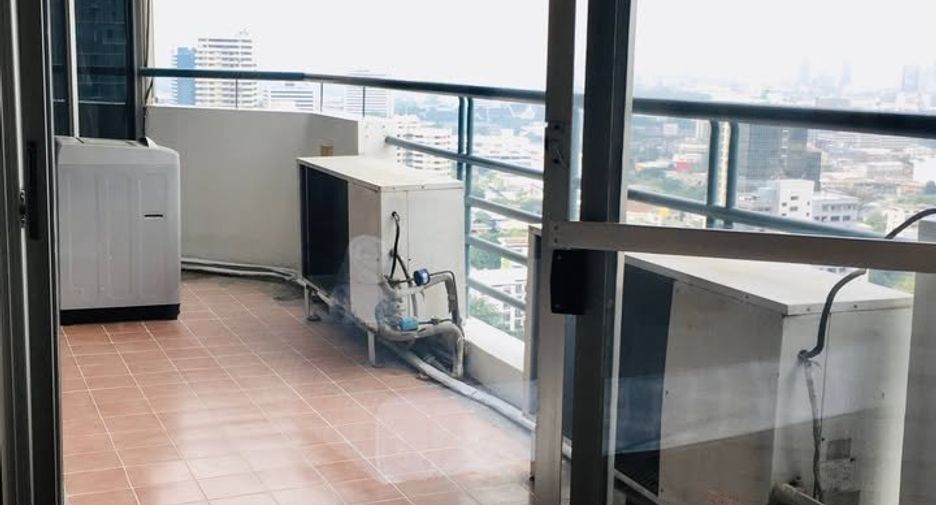 Condo en alquiler de 3 habitaciones en Khlong Toei, Bangkok