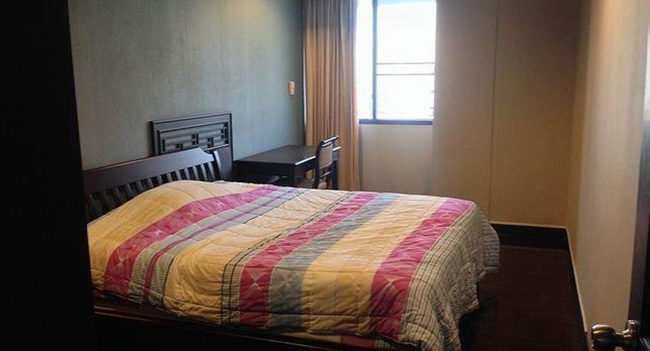 For rent 3 bedrooms condo in Khlong Toei, Bangkok