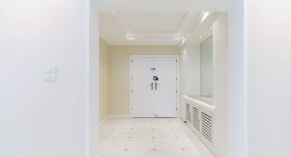 For rent 3 bedrooms condo in Khlong Toei, Bangkok