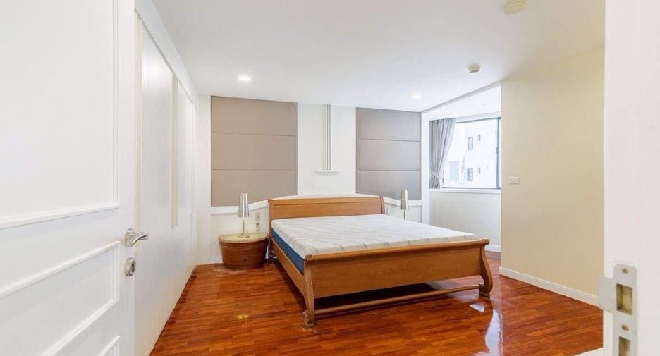 For rent 3 bedrooms condo in Khlong Toei, Bangkok