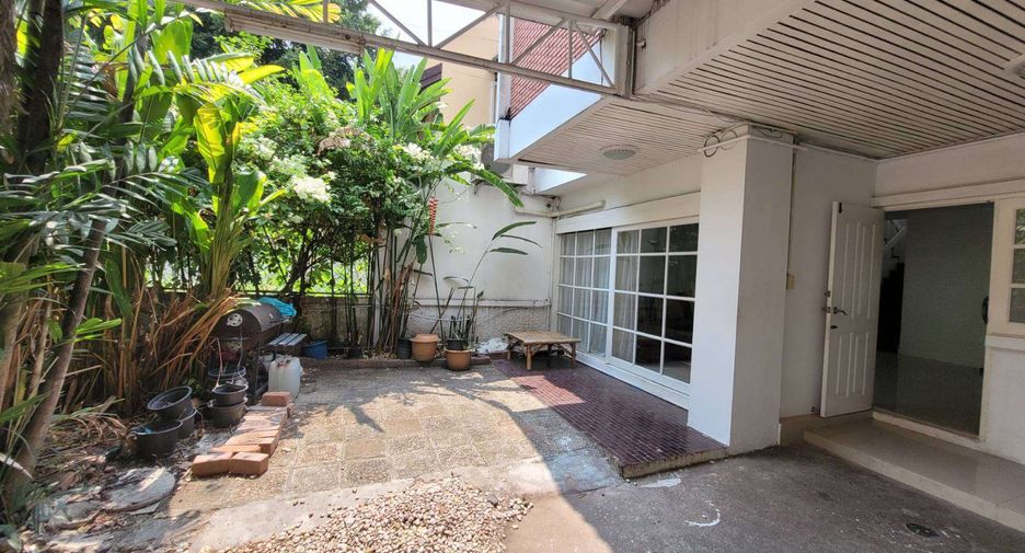 Reihenhaus zur Miete mit 3 Zimmer in Khlong Toei, Bangkok