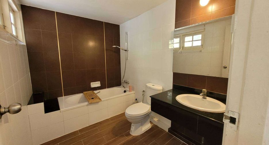 Reihenhaus zur Miete mit 3 Zimmer in Khlong Toei, Bangkok
