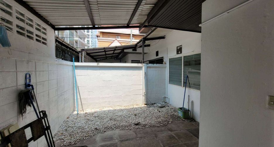Reihenhaus zur Miete mit 3 Zimmer in Khlong Toei, Bangkok