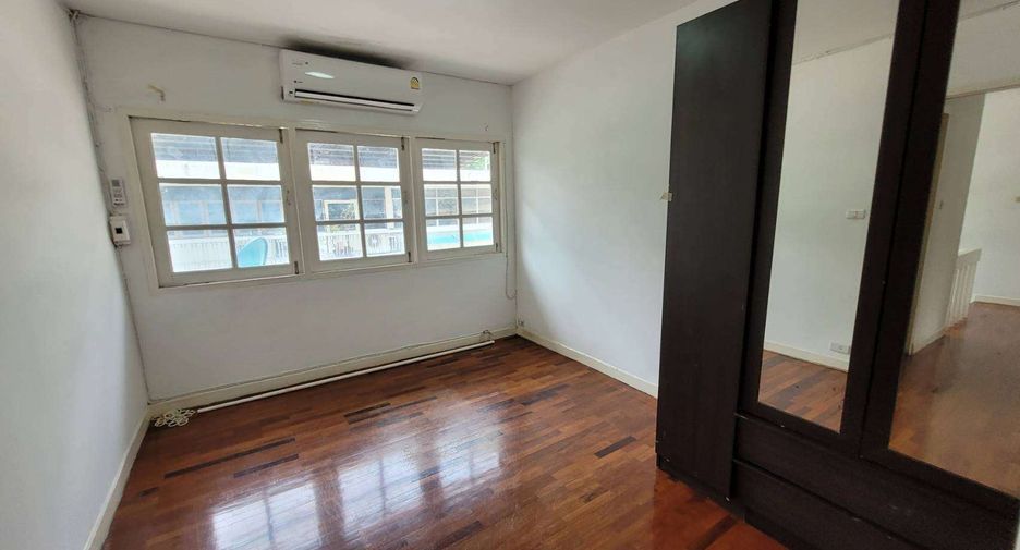 Reihenhaus zur Miete mit 3 Zimmer in Khlong Toei, Bangkok