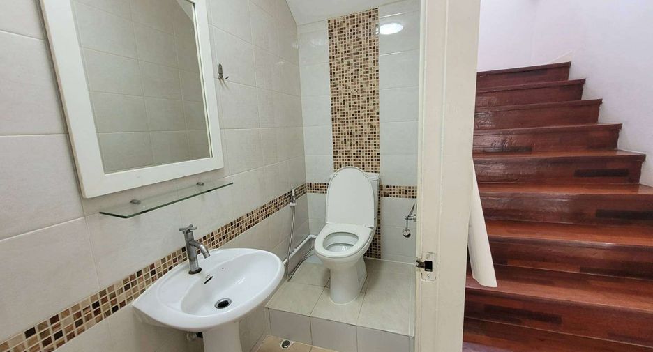 Reihenhaus zur Miete mit 3 Zimmer in Khlong Toei, Bangkok