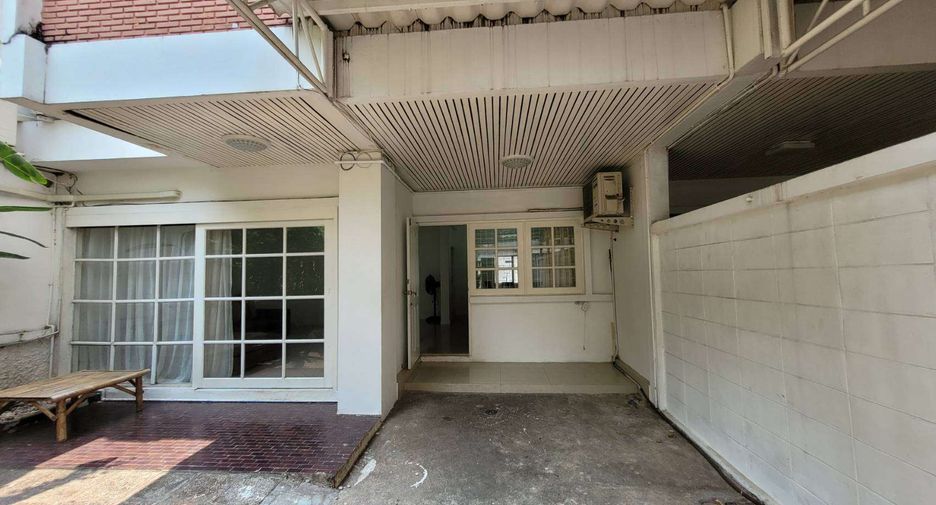 Reihenhaus zur Miete mit 3 Zimmer in Khlong Toei, Bangkok