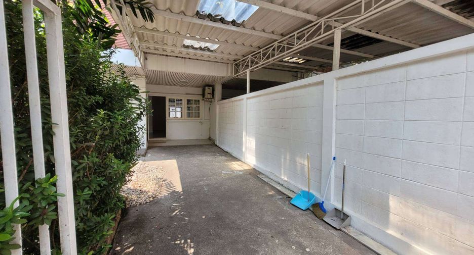 Reihenhaus zur Miete mit 3 Zimmer in Khlong Toei, Bangkok