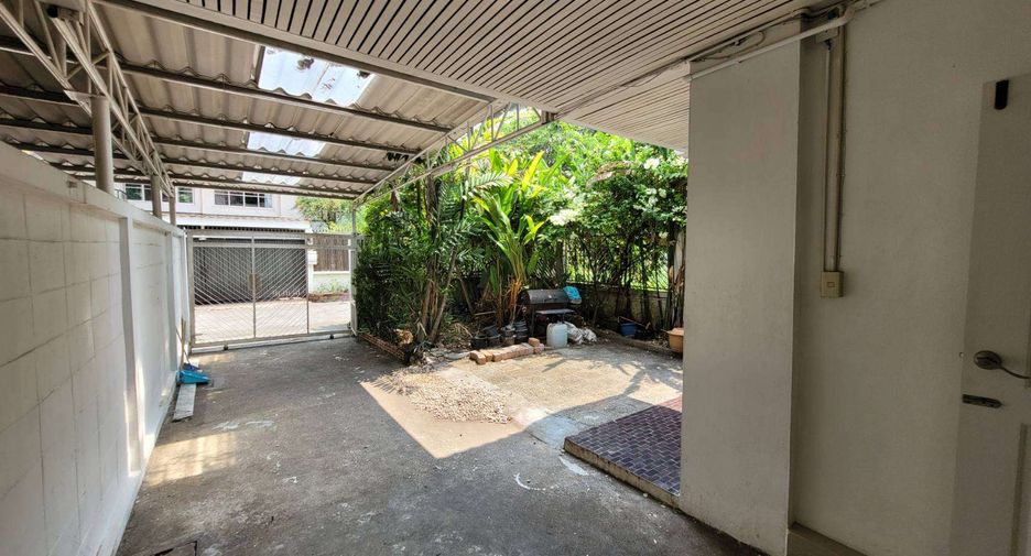 Reihenhaus zur Miete mit 3 Zimmer in Khlong Toei, Bangkok