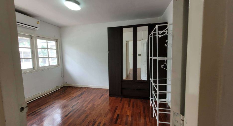 Reihenhaus zur Miete mit 3 Zimmer in Khlong Toei, Bangkok