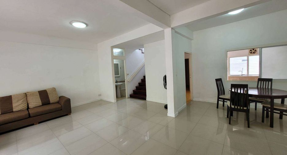 Reihenhaus zur Miete mit 3 Zimmer in Khlong Toei, Bangkok