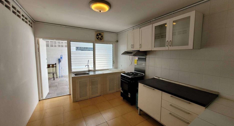Reihenhaus zur Miete mit 3 Zimmer in Khlong Toei, Bangkok