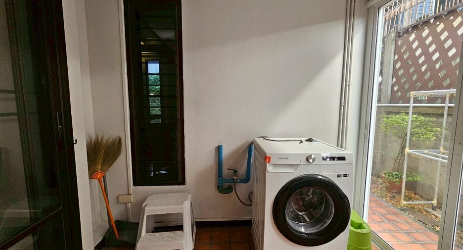 ให้เช่า 3 ห้องนอน บ้านเดี่ยว ใน คลองเตย, กรุงเทพฯ