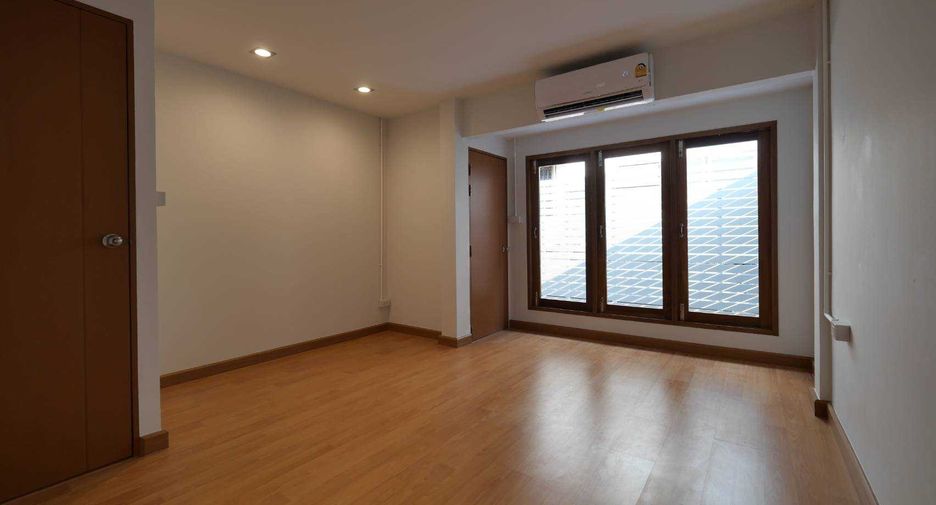 Casa adosada en alquiler de 3 habitaciones en Watthana, Bangkok