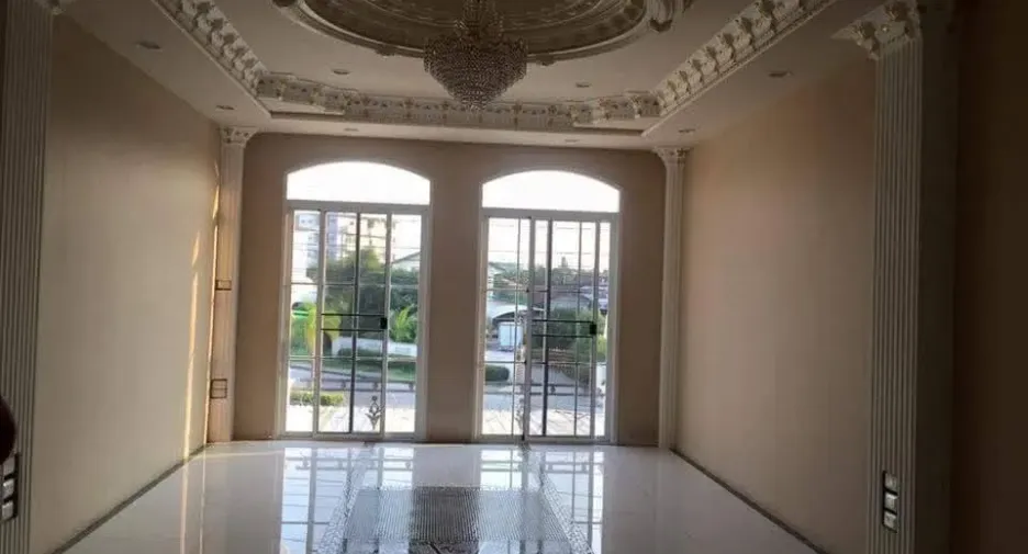 Casa adosada en venta de 5 habitaciones en Mueang Rayong, Rayong