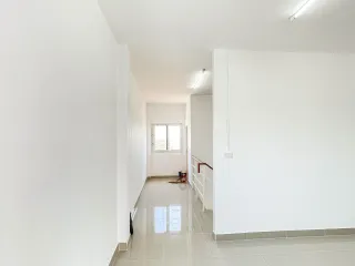 Gewerbefläche zum Kauf mit 2 Zimmer in Sam Phran, Nakhon Pathom