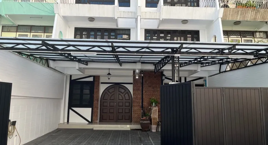 For rent 3 bedrooms townhouse in Sathon, Bangkok