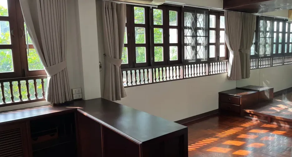 For rent 3 bedrooms townhouse in Sathon, Bangkok