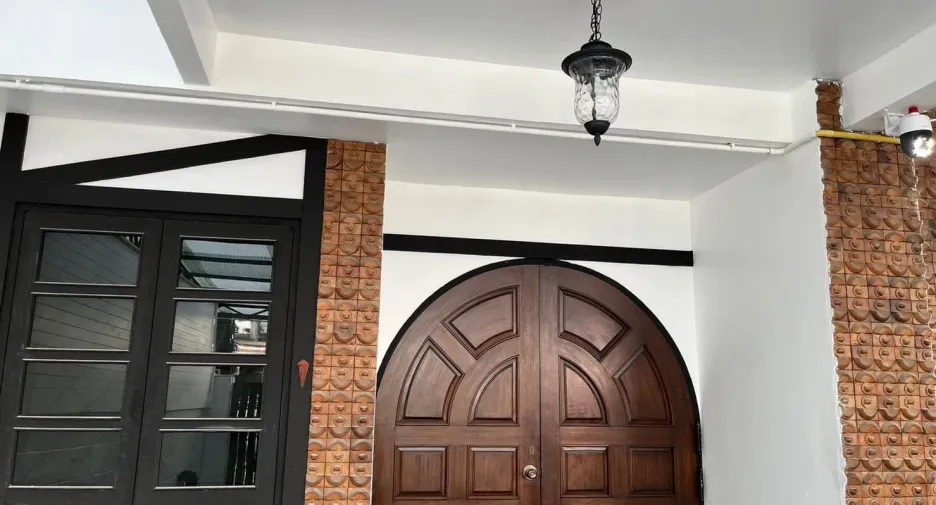 For rent 3 bedrooms townhouse in Sathon, Bangkok