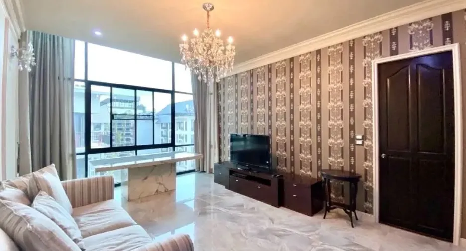 À louer 2 chambres condo à Huai Khwang, Bangkok