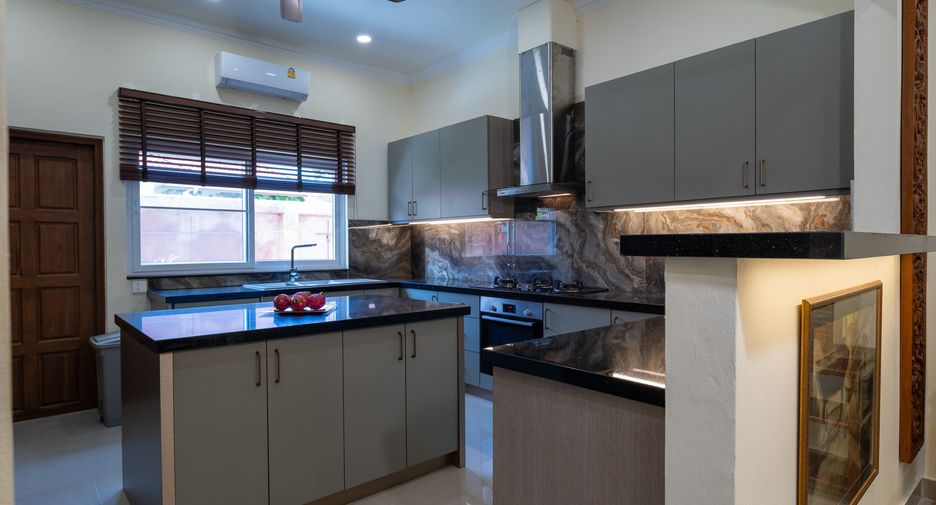 For rent 6 bedrooms villa in Huay Yai, Pattaya