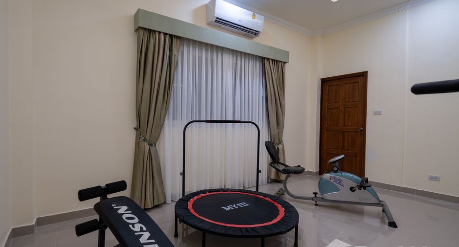 For rent 6 bedrooms villa in Huay Yai, Pattaya