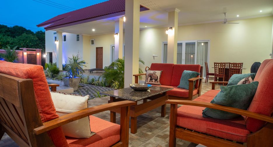 For rent 6 bedrooms villa in Huay Yai, Pattaya