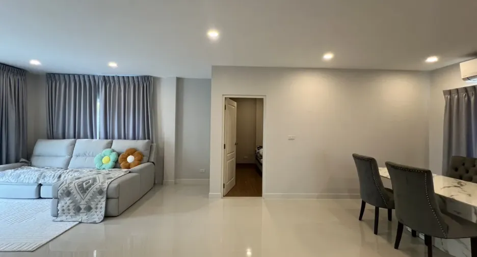 出租 4 卧室 独立屋 在 Lat Krabang, 曼谷