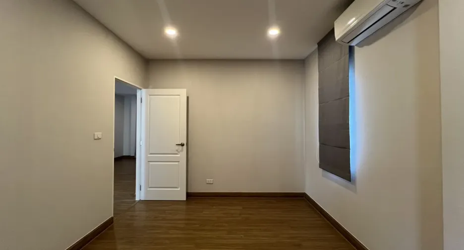 出租 4 卧室 独立屋 在 Lat Krabang, 曼谷