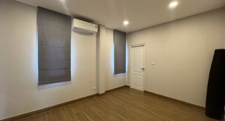出租 4 卧室 独立屋 在 Lat Krabang, 曼谷