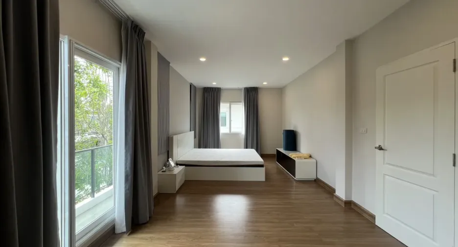 出租 4 卧室 独立屋 在 Lat Krabang, 曼谷