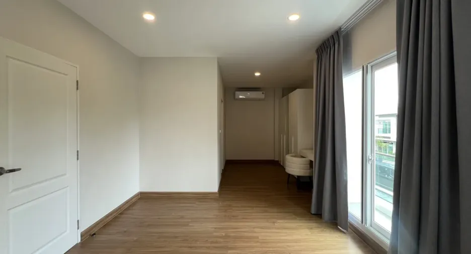 出租 4 卧室 独立屋 在 Lat Krabang, 曼谷