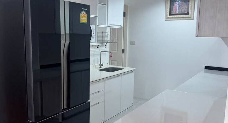 For rent 2 bedrooms condo in Yan Nawa, Bangkok