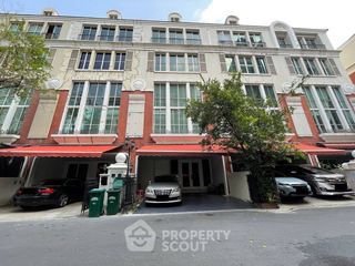 Reihenhaus zur Miete und zum Kauf mit 3 Zimmer in Watthana, Bangkok