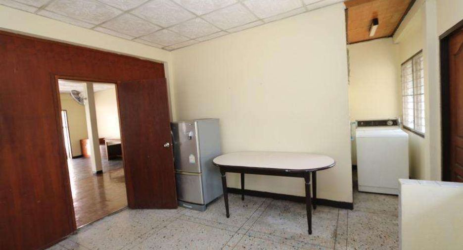 Haus zur Miete mit 4 Zimmer in Mueang Chiang Mai, Chiang Mai