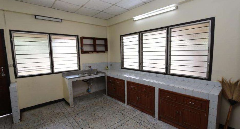 Haus zur Miete mit 4 Zimmer in Mueang Chiang Mai, Chiang Mai