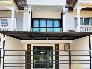 À vendre 3 chambres maison de ville à Bang Lamung, Chonburi