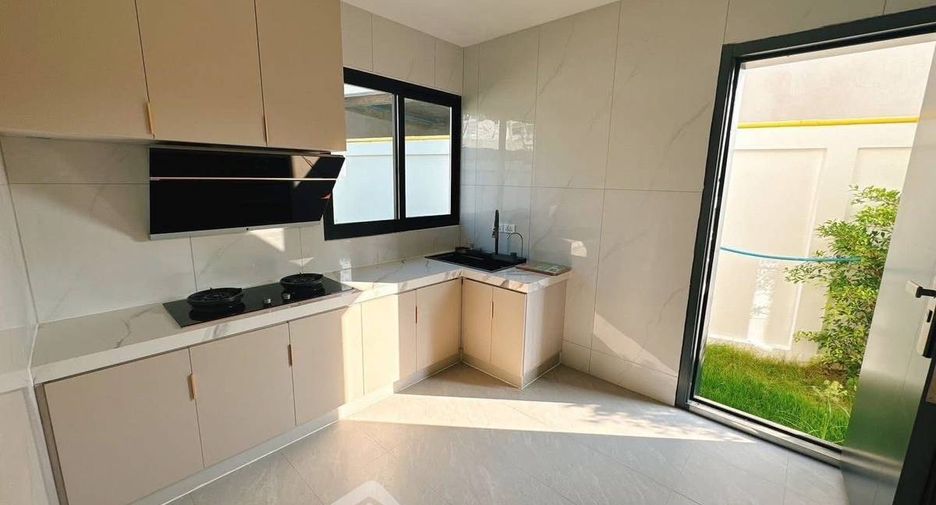 À louer et à vendre 5 chambres villa à Bang Lamung, Chonburi