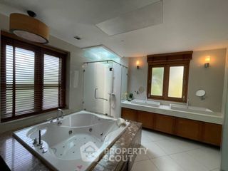 À louer et à vendre 8 chambres villa à Bang Lamung, Chonburi