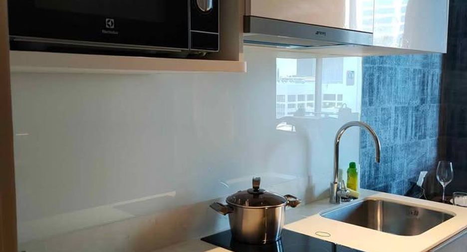 À louer et à vendre 1 chambre condo à Bang Rak, Bangkok