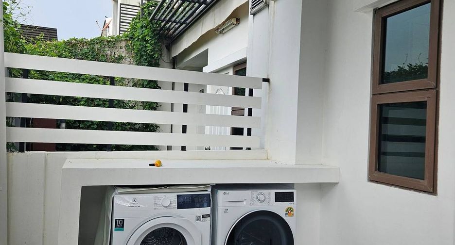 For rent 3 bedrooms townhouse in Phra Khanong, Bangkok