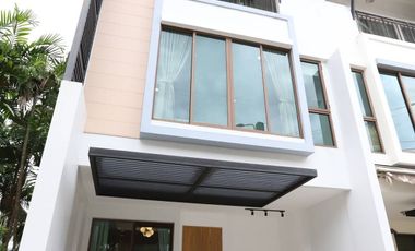 For rent 3 bedrooms townhouse in Phra Khanong, Bangkok