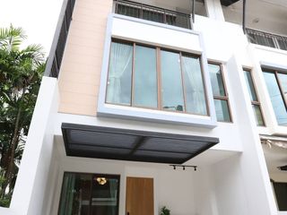 For rent 3 bedrooms townhouse in Phra Khanong, Bangkok