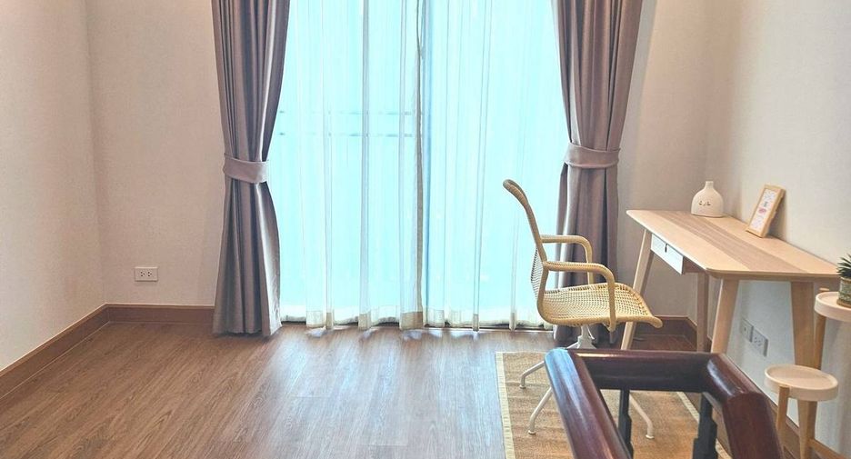 For rent 3 bedrooms townhouse in Phra Khanong, Bangkok