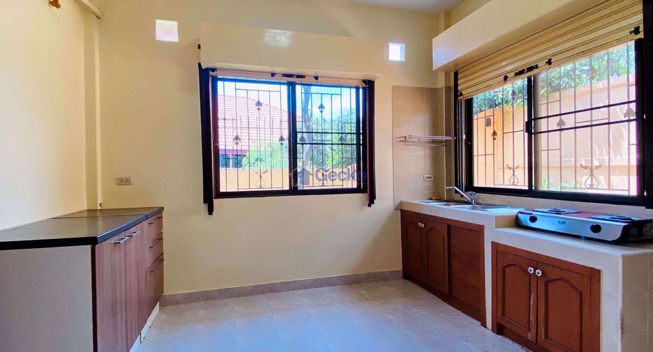 Casa en alquiler de 3 habitaciones en Bang Lamung, Chonburi