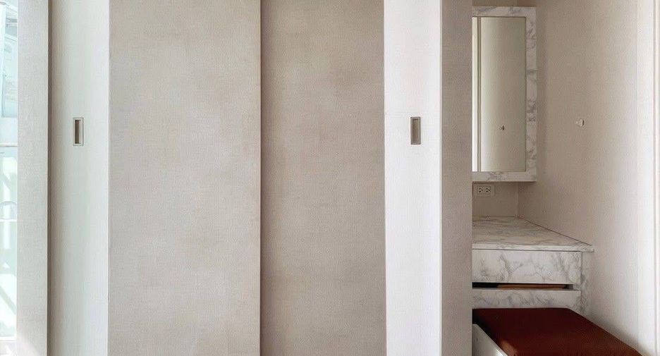 For rent 2 bedrooms condo in Yan Nawa, Bangkok