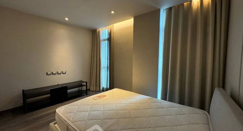 For rent 3 bedrooms condo in Khlong Toei, Bangkok