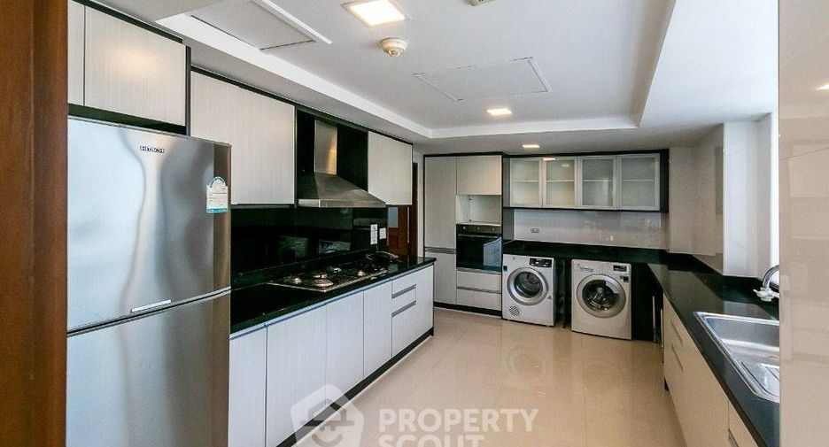 For rent 3 bedrooms condo in Khlong Toei, Bangkok