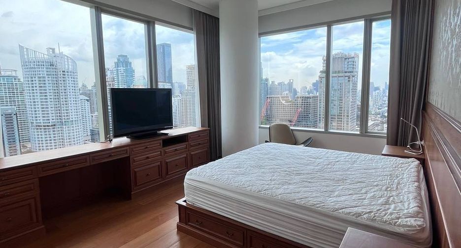 For rent 3 bedrooms condo in Pathum Wan, Bangkok