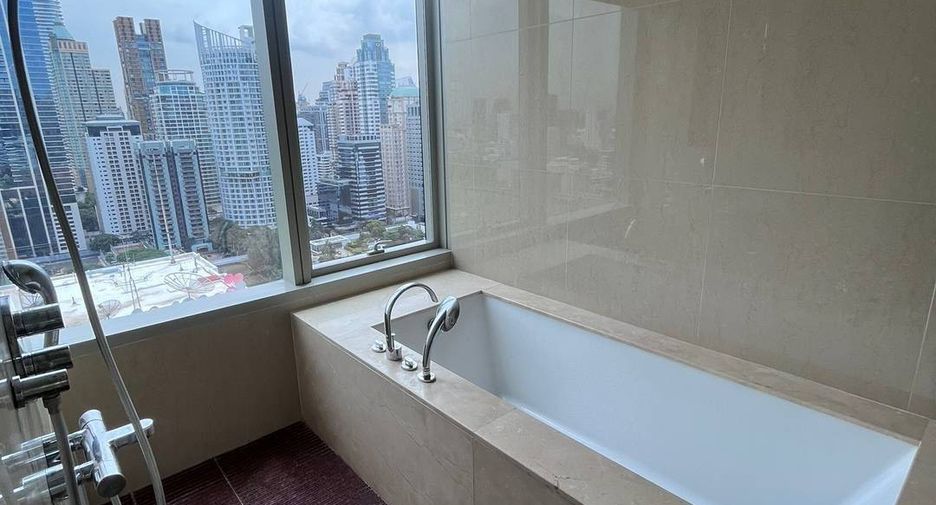 For rent 3 bedrooms condo in Pathum Wan, Bangkok